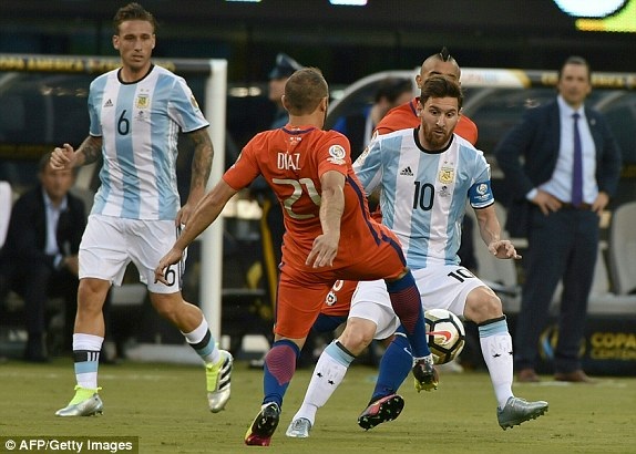 
Messi bị các hậu vệ Chile theo kèm rất chặt
