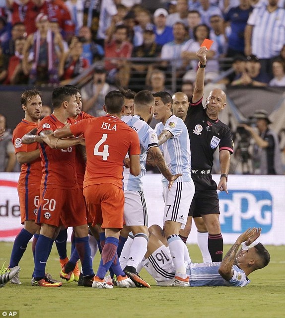 
Rojo bị đuổi khỏi sân sau tình huống vào bóng thô bạo với Vidal
