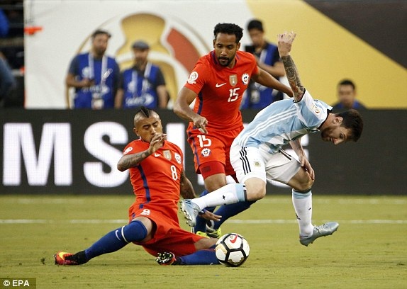 
Một mình Messi chưa thể tạo ra sự khác biệt trước Chile
