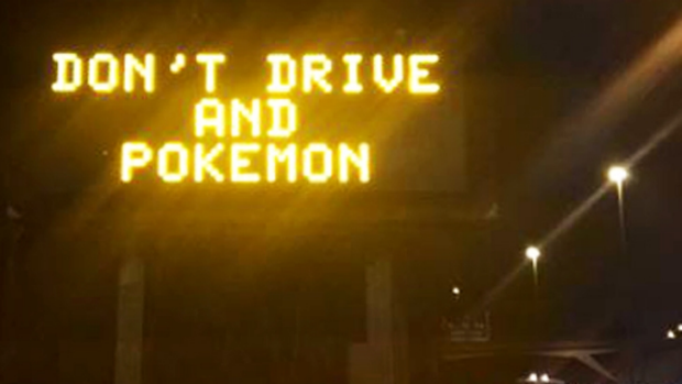 Đâm xe vào tường vì mải săn Pokémon - 3 Đâm xe vào tường vì mải săn Pokémon - 3