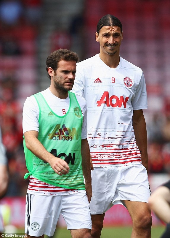 
Mata và Ibra khởi động tại Old Trafford
