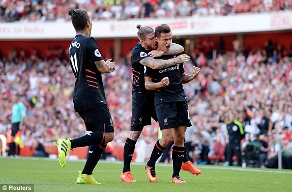 Arsenal 3-4 Liverpool: Quá đắng cho "Pháo thủ" - 2
Moreno (giữa) ăn mừng cùng Coutinho (phải) sau khi Liverpool có bàn gỡ hòa