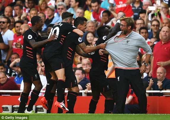 Arsenal 3-4 Liverpool: Quá đắng cho "Pháo thủ" - 1
Các cầu thủ Liverpool ăn mừng bàn thứ 4 cùng HLV Klopp