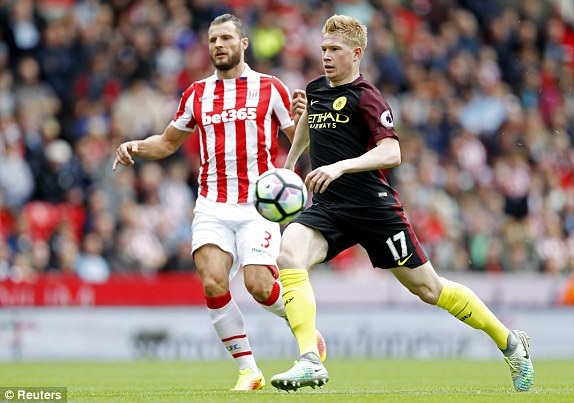 Stoke 1-4 Man City: Chiến thắng giòn giã - 6
Erik Pieters (trái) tranh bóng với Kevin De Bruyne