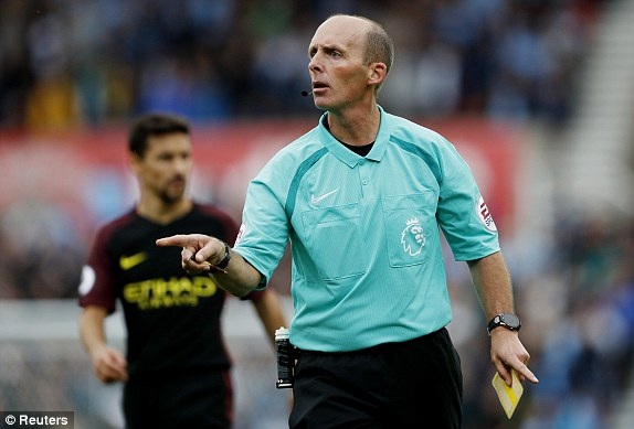 Stoke 1-4 Man City: Chiến thắng giòn giã - 2
Trọng tài chính Mike Dean điều khiển trận đấu giữa Stoke và Man City