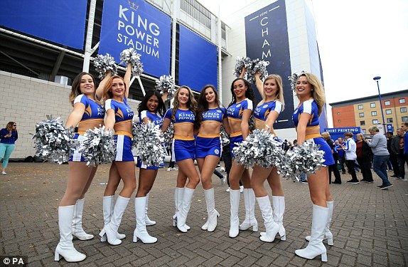 Leicester City 0-0 Arsenal: Chia điểm nhạt nhòa - 5
Đội cổ vũ của CLB Leicester City chụp hình bên ngoài sân King Power