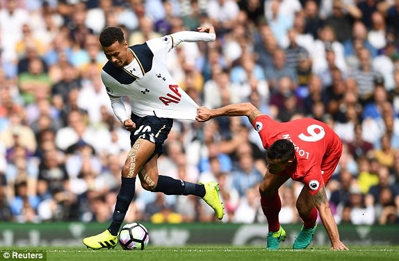 Tottenham 1-1 Liverpool: Chia điểm, ghìm chân nhau - 3
Lovren kéo áo Alli ngăn cản đối phương đi bóng