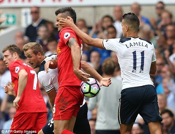 Tottenham 1-1 Liverpool: Chia điểm, ghìm chân nhau - 1
Pha bóng chơi xấu của Lamela với Lovren