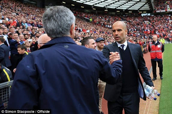 MU 1-2 Man City: Guardiola lại thắng Mourinho - 11
Mourinho bắt tay Guardiola