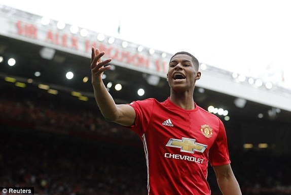MU 1-2 Man City: Guardiola lại thắng Mourinho - 7
Rashford được tung vào sân ở đầu hiệp hai