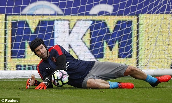 Hull City 1-4 Arsenal: Chiến thắng dễ dàng - 2
Cech đã trở lại đội hình xuất phát của Arsenal