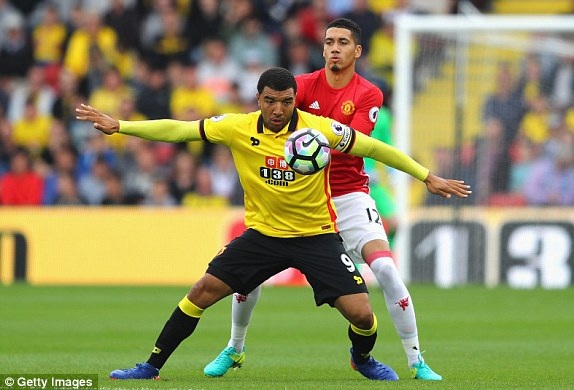 Watford 3-1 MU: Trái đắng cho Mourinho - 3
Deeney che chắn bóng trước sự áp sát của Smalling