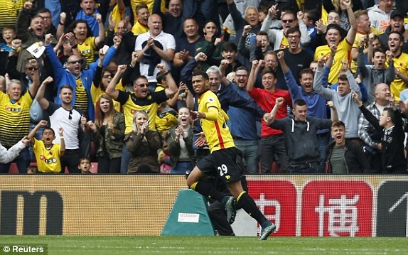Watford 3-1 MU: Trái đắng cho Mourinho - 2
Capoue ăn mừng sau khi ghi bàn