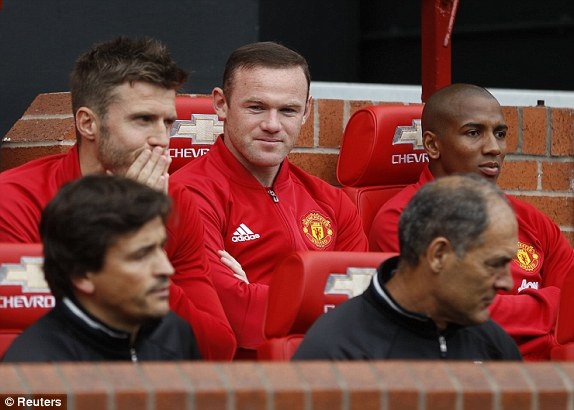 MU 4-1 Leicester: Chiến thắng ngọt ngào - 8
Carrick, Rooeny và Young (từ trái sang) trên băng ghế dự bị của MU