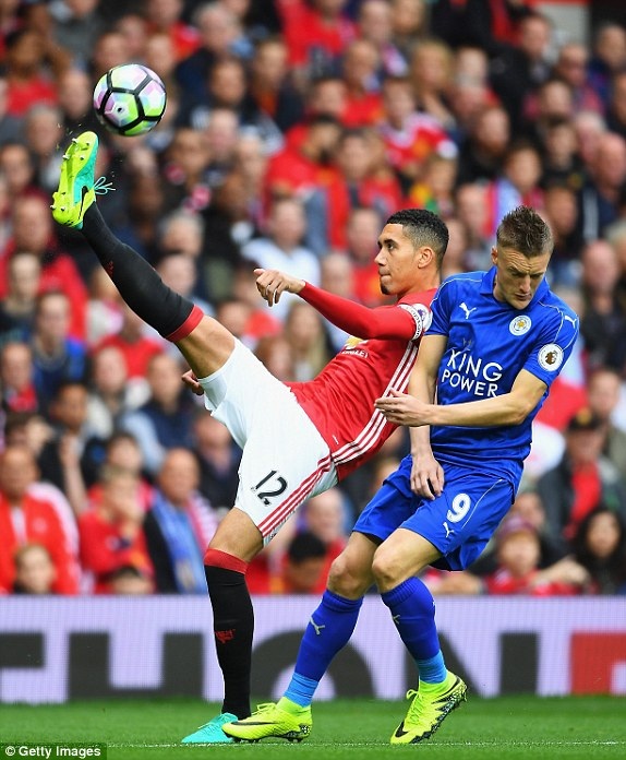 MU 4-1 Leicester: Chiến thắng ngọt ngào - 7
Smalling ngăn cản Vardy lấy bóng