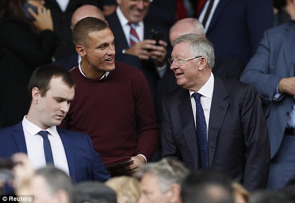 MU 4-1 Leicester: Chiến thắng ngọt ngào - 5
Cựu trung vệ của MU Nemanja Vidic (giữa) và cựu HLV Alex Ferguson (phải) đến theo dõi trận đấu