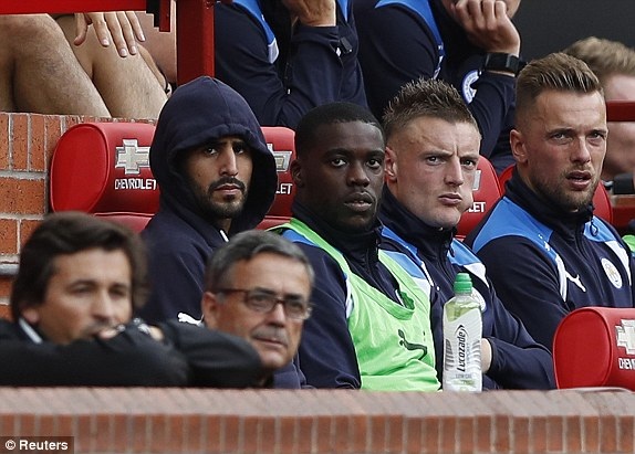 MU 4-1 Leicester: Chiến thắng ngọt ngào - 4
Riyad Mahrez, Jeffrey Schlupp và Jamie Vardy (từ trái sang) trên băng ghế dự bị của Leicester