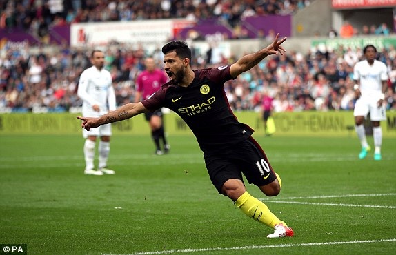 Swansea 1-3 Man City: Dấu ấn Aguero - 4
Aguero vui mừng sau khi ghi bàn mở tỉ số