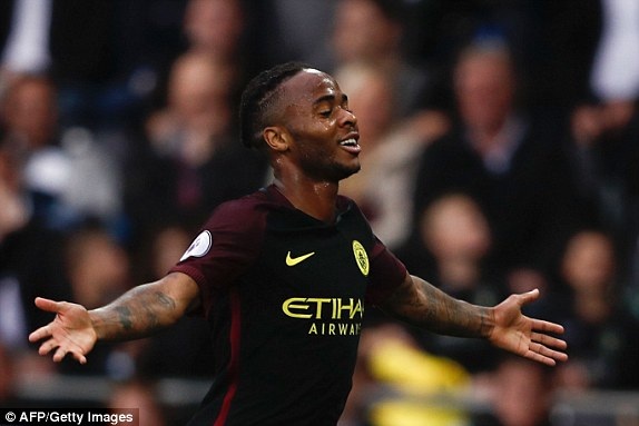 Swansea 1-3 Man City: Dấu ấn Aguero - 1
Sterling ăn mừng sau khi ghi bàn thắng vào lưới Swansea
