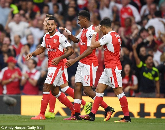Arsenal 3-0 Chelsea: Quà đẹp cho Wenger - 6
Các cầu thủ Arsenal ăn mừng bàn thắng của Walcott