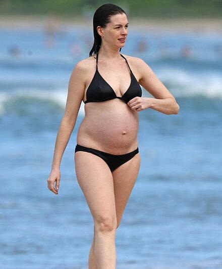 Anne Hathaway bụng “lùm lùm” vẫn diện bikini - 4
Anne Hathaway thông báo cô mang bầu hồi tháng 9 vừa rồi và rất hào hứng chờ đợi đứa con đầu lòng. Nữ diễn viên khả ái kết hôn từ năm 2012.