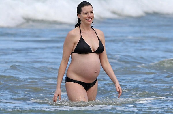 Anne Hathaway bụng “lùm lùm” vẫn diện bikini - 10
Anne cũng gửi lời chúc mừng năm mới tới người hâm mộ cô trên toàn thế giới. Trước mắt, cô không muốn bàn tới công việc vì muốn dành sự ưu tiên hàng đầu cho thiên thần nhỏ sắp chào đời.