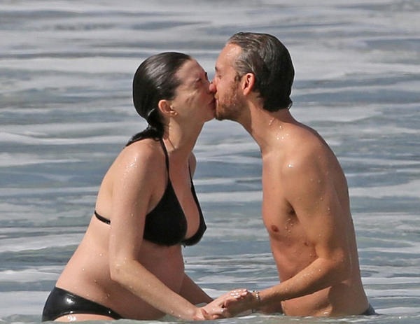 Anne Hathaway bụng “lùm lùm” vẫn diện bikini - 12
Vợ chồng Anne và Adam Shulman trông thật hạnh phúc!