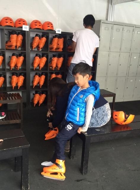 Vợ chồng Lý Gia Hân cùng đưa con trai cưng đi chơi - 3
Cậu con trai của Lý Gia Hân đã đi giày và đang đợi mẹ để chuẩn bị tiến vào khu vực trượt tuyết.