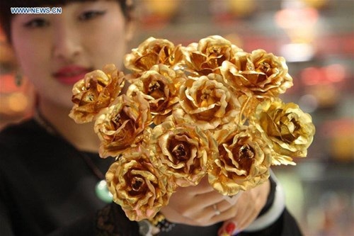 "Hoa đồng tiền"... cháy hàng mùa Valentine 2016 - 19
Năm ngoái, những bông hoa được phủ vàng thật 24K đã tạo thành cơn sốt mạnh mẽ khắp Châu Á