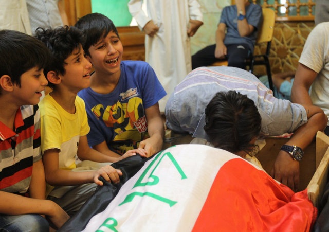 
Các em nhỏ khóc thương người thân thiệt mạng trong vụ đánh bom.
