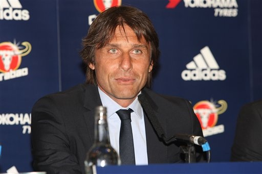 Conte chính thức ra mắt Chelsea - 4
Conte đang được kỳ vọng sẽ đưa Chelsea nhanh chóng lấy lại vị thế của một đội bóng lớn tại nước Anh. Chelsea không sẽ không được thi đấu ở châu Âu mùa giải tới, đó là nỗi buồn của đội bóng này, nhưng như thế sẽ ít áp lực hơn cho Conte khi ông chỉ phải chỉ huy đội bóng này thi đấu ở các đấu trường trong nước