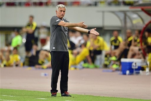 Cung bậc cảm xúc của Mourinho ở trận thua đầu tiên tại MU - 4
Mourinho chỉ đạo các học trò thi đấu