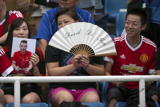 MU, Man City tập luyện chăm chỉ trước trận đại chiến - 6
Đông đảo cổ động viên của MU có mặt trên khán đài xem đội bóng này tập luyện