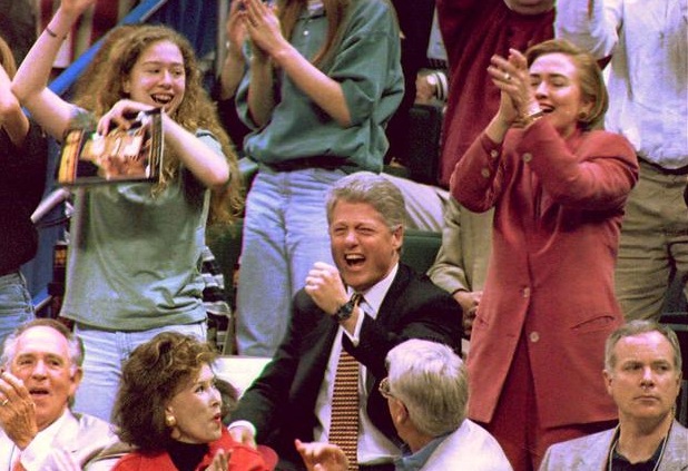 
Gia đình Clinton tới cổ vũ một trận đấu bóng rổ tháng 3/1994.
