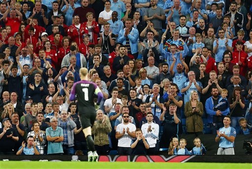Những khoảnh khắc cuối cùng của Joe Hart trong màu áo Man City - 5 
Cổ động viên vỗ tay cổ vũ Hart khi anh tiến về cầu môn bắt đầu thi đấu