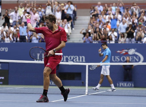 Nhìn lại chiến thắng ngọt ngào của Wawrinka trước Djokovic - 4
Đến lượt Wawrinka thể hiện sự vui mừng sau một pha đánh trên lưới thành công. Bên kia sân, Djokovic cũng giơ ngón tay cái tỏ ý khen ngợi pha đánh bóng của đối thủ