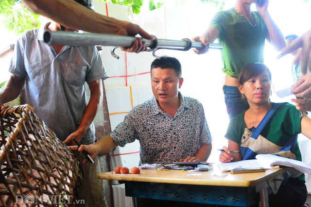 Thương lái Trung Quốc tràn ngập chợ vải thiều, ép giá nông dân - 11
Những người phụ trợ cho công việc làm ăn như phiên dịch, ghi sổ, đóng hàng thuê đều được chủ thương lái thuê theo số lượng tấn hàng.