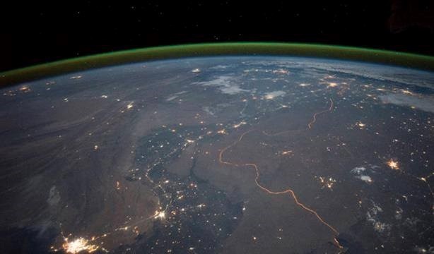 Ánh sáng từ những trạm an ninh biên giới Pakistan và Ấn Độ được nhìn thấy từ ngoài vũ trụ. (nguồn: CCTVNews).