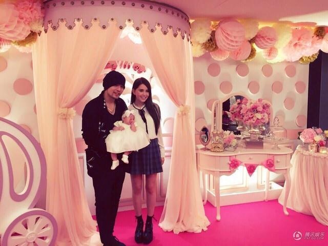Vợ chồng Châu Kiệt Luân hạnh phúc khoe thiên thần nhỏ - 1
Châu Kiệt Luân và vợ - ngôi sao trẻ Hannah Quinlivan khoe cô con gái cưng trong tiệc mừng em bé được 100 ngày tuổi vào năm ngoái. Sau khi sinh con gái không lâu, Hannah đã nhanh chóng lấy lại dáng vóc thanh mảnh đáng ngưỡng mộ.