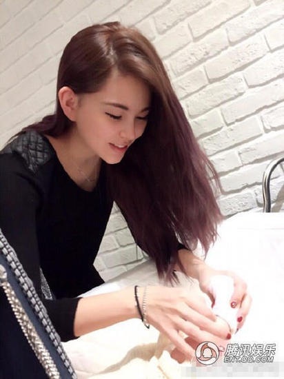 Vợ chồng Châu Kiệt Luân hạnh phúc khoe thiên thần nhỏ - 7
Hannah còn trẻ nhưng rất hào hứng với việc tự tay chăm sóc con gái. Cô thích tự mặc quần áo, cho con ăn và thay bỉm cho con. Người mẫu xinh đẹp đã tạm nghỉ làm việc khoảng 7 tháng nay kể từ khi sinh con gái nhỏ.