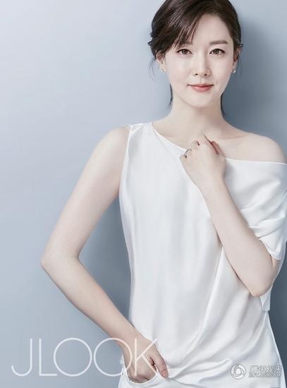 Trẻ đẹp ấn tượng như “nàng Dae Jang Geum” Lee Young Ae - 1
Lee Young Ae mới thực hiện một loạt hình ảnh mới cho tạp chí Jlook. Nữ diễn viên 45 tuổi khoe làn da sáng mịn không tì vết, nụ cười ngọt ngào và ánh mắt ngây thơ. Thật khó tin, cô đã 45 tuổi và là mẹ của hai đứa trẻ.