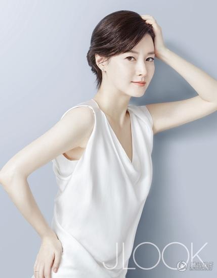 Trẻ đẹp ấn tượng như “nàng Dae Jang Geum” Lee Young Ae - 2
Lee Young Ae vốn được mệnh danh là một trong những mỹ nhân không tuổi của làng giải trí xứ kim chi. Nhờ sở hữu làn da tuyệt đẹp, bà mẹ hai con vẫn luôn được mời làm người mẫu cho nhiều nhãn hiệu mỹ phẩm cao cấp tại Hàn Quốc.