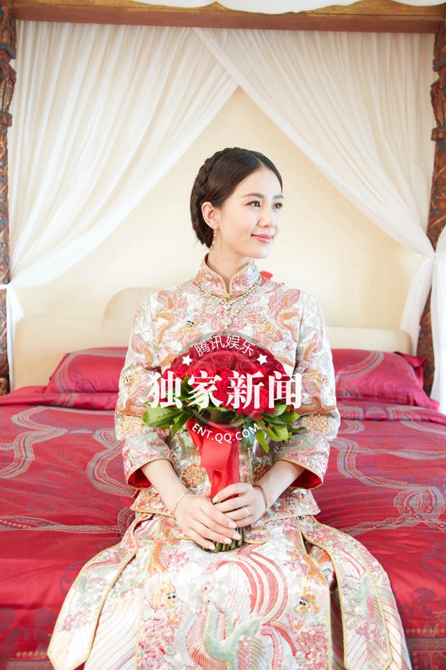 Lễ đón dâu vui nhộn của Ngô Kỳ Long và Lưu Thi Thi - 3 
Cô dâu Lưu Thi Thi mặc trang phục truyền thống cách điệu thay vì mặc váy cưới kiểu Tây như phần lớn những cô dâu khác.