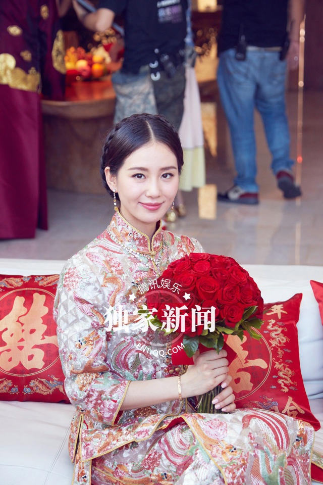 Lễ đón dâu vui nhộn của Ngô Kỳ Long và Lưu Thi Thi - 5 
Lưu Thi Thi chọn lối trang điểm nhẹ nhàng, tự nhiên và vấn tóc dịu dàng. Cô vốn là một người giản dị nên ngay cả trong ngày trọng đại của mình, Thi Thi vẫn giữ nguyên thói quen trang điểm mỏng hết mức có thể.