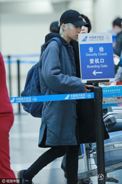 
Đậu Tĩnh Đồng là con gái lớn của nữ ca sĩ nổi tiếng Vương Phi. Cô bé năm nay đã 17 tuổi và cũng theo nghiệp ca hát giống như mẹ ruột. Sau thời gian đi du học tại nước ngoài, Đậu Tĩnh Đồng tuyên bố rằng, cô muốn trở thành nghệ sĩ và đã tham gia một số show ca nhạc tại Trung Quốc.
