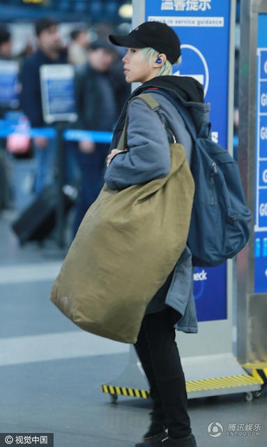 
Một số nguồn tin cho hay, Tĩnh Đồng và mẹ ruột bất đồng. Đặc biệt giai đoạn này, Vương Phi đang hò hẹn với nam diễn viên kém tuổi Tạ Đình Phong nên không có thời gian dành cho các con. Tĩnh Đồng luôn giữ im lặng khi phóng viên hỏi về mối quan hệ giữ mẹ và phi công trẻ họ Tạ.
