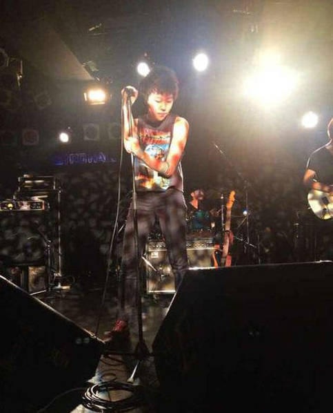 
Nữ ca sĩ tuổi teen cũng rất máu lửa trên sân khấu. Ngoài ca hát, cô con gái lớn của Vương Phi còn có khả năng sáng tác và chơi nhạc cụ.
