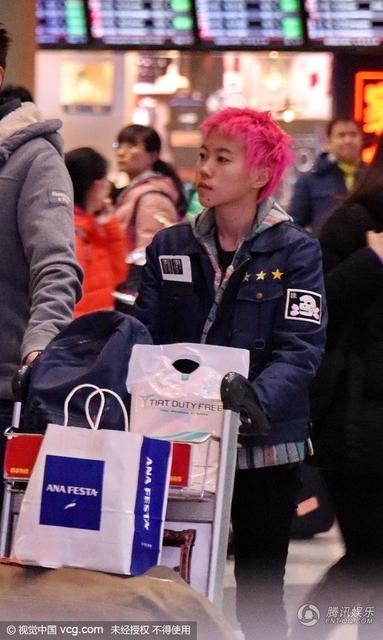 
Tháng 1/2016, Tĩnh Đồng xuất hiện với mái tóc màu hồng rực tại một trung tâm mua sắm. Cô bé luôn đi một mình. Tĩnh Đồng còn có một cô em gái cùng mẹ khác cha, hiện 10 tuổi. Em gái cùng mẹ khác cha của Tĩnh Đồng đang sống cùng Lý Á Bằng, cha dượng cũ của cô bé.
