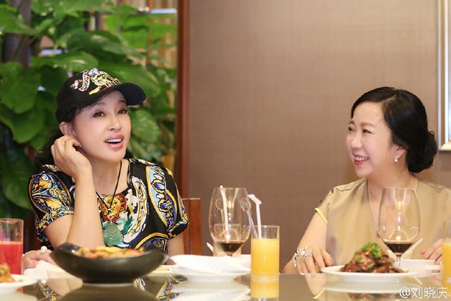 "Võ Tắc Thiên" Lưu Hiểu Khánh trẻ đẹp đáng ngưỡng mộ - 5
Lưu Hiểu Khánh lập gia đình với một doanh nhân người Mỹ gốc Hoa vào năm 2013. Trước đó, bà đã có vài đời chồng nhưng không có con. Trong khi đó, người chồng hiện tại của bà cũng từng lập gia đình và có con riêng.