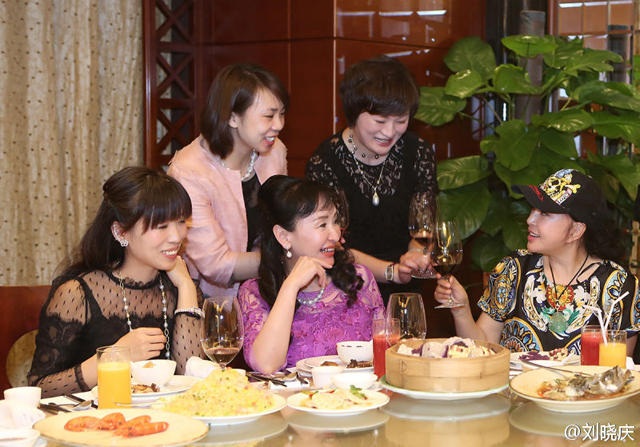 "Võ Tắc Thiên" Lưu Hiểu Khánh trẻ đẹp đáng ngưỡng mộ - 4
Lưu Hiểu Khánh nâng ly cùng vài người bạn. Bà tái hôn vào năm 2013 và sống chủ yếu tại Mỹ cùng chồng. Thỉnh thoảng, bà về Trung Quốc thăm bạn bè và kiểm tra công việc kinh doanh làm đẹp.